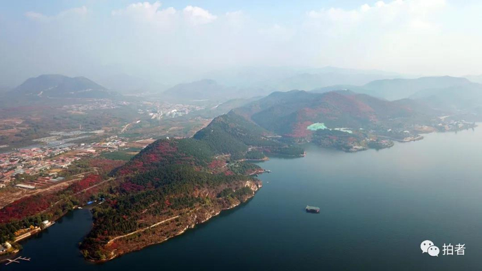 △&nbsp;2018年10月17日，航拍平谷区金海湖景区漫山遍野的红叶。摄影/新京报记者王贵彬&nbsp;
