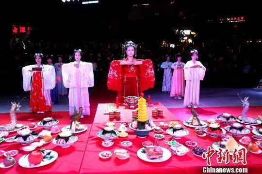 资料图：着汉服举行拜月仪式。杨兵 摄