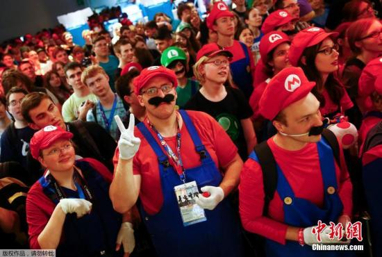 资料图：当地时间2015年8月6日，德国，2015科隆游戏展上，大批玩家集体扮演成马里奥兄弟，以纪念该游戏诞生30周年。