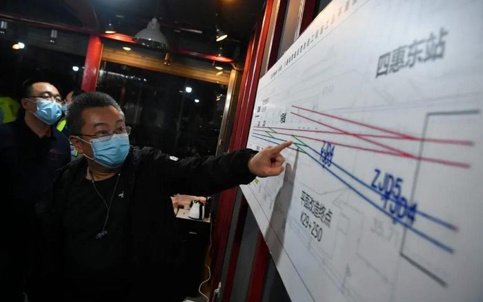 北京地铁公司技术部副部长邹策向知道君解释贯通改造后1号线、八通线的运行方式。摄影/新京报记者 吴江