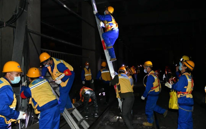 今日凌晨，北京地铁1号线与八通线贯通运营工程正式进入实施阶段，工人们正在拆除线路上的各类设备。摄影/新京报记者 吴江