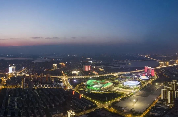 夜色中的位于武汉沌口的游泳馆