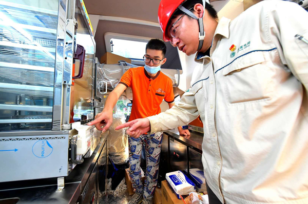 图说：国网上海电力客户经理为流动餐车的安全、经济用电进行现场指导