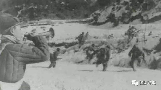 △志愿军战士们从冰雪中发起冲锋