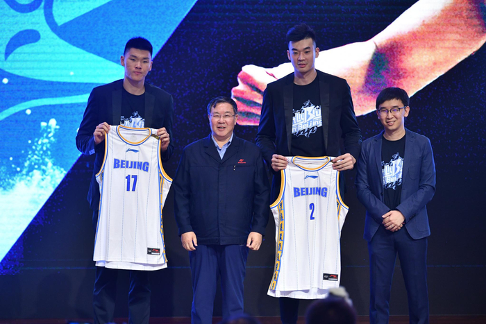 范子铭与李慕豪组成首钢男篮的新“双塔”。新京报记者 吴江 摄