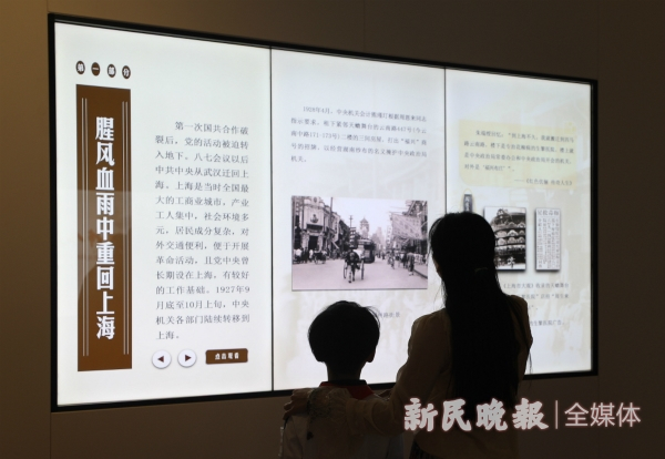 图说：一对母子正在参观。周馨 摄