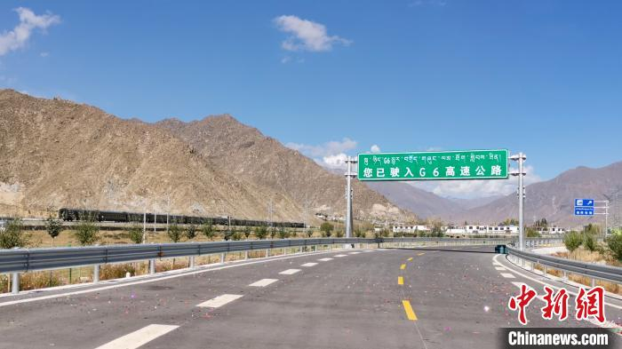    图为10月1日，G6京藏高速公路西藏羊八井至拉萨段（简称“羊拉段”）工程通车试运行。　张伟　摄