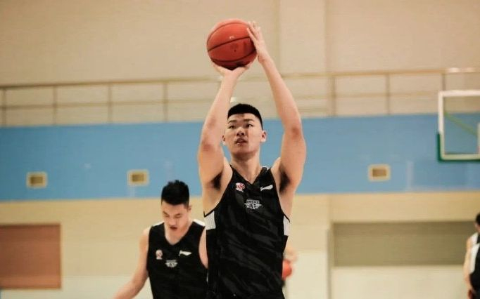 参加首钢队训练的范子铭认真投入，他希望尽快融入球队。图/首钢体育