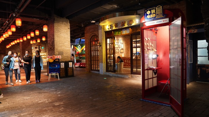 　　9月4日至9月13日，第三季《中秋电话亭》活动在北京朝阳合生汇、天津市滨海新区图书馆、北京市王府井百货和平菓局举办。新京报记者 袁静新 周的