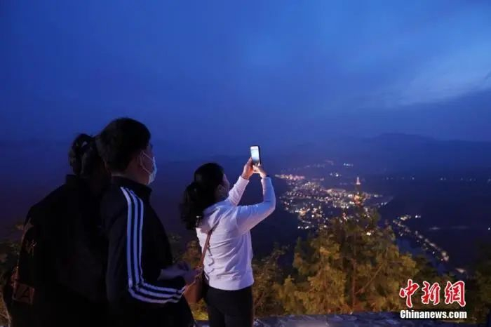 资料图：游客在北京古北水镇景区司马台长城夜游。中新社记者 苏丹 摄