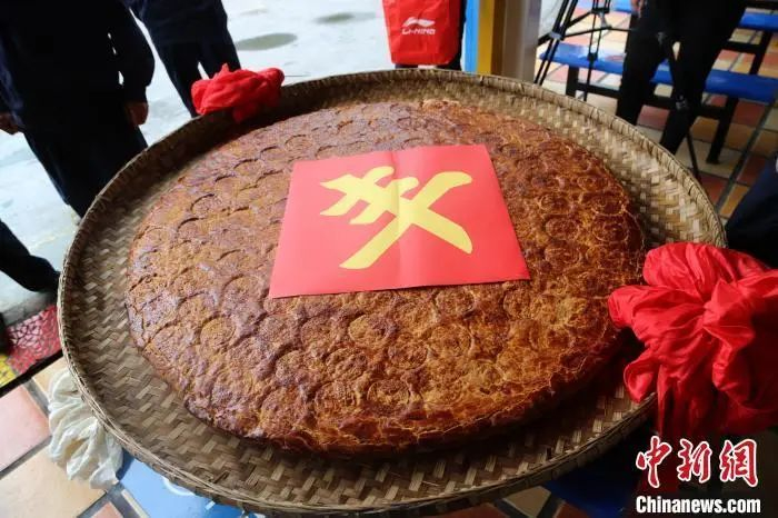 资料图：一商家做直径1米巨型月饼邀民众品尝。图为巨型月饼正式亮相。　杨孝永 摄
