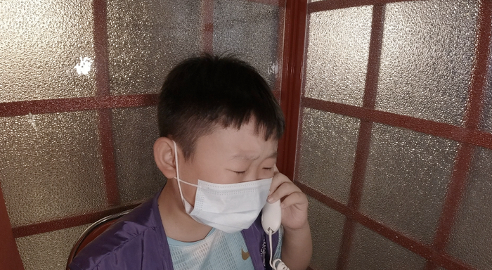 10岁的小侯哭着感谢姥姥和姥爷对他的养育之恩。新京报记者 袁静新 周的