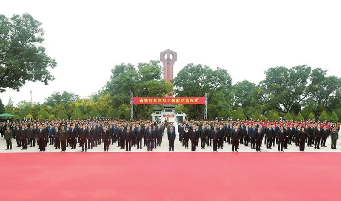 　　▲9月30日上午，省委书记、省人大常委会主任楼阳生，省委副书记、省长林武，省政协主席李佳等省领导来到太原市牛驼寨烈士陵园，与省城社会各界代表一起，向烈士敬献花篮。