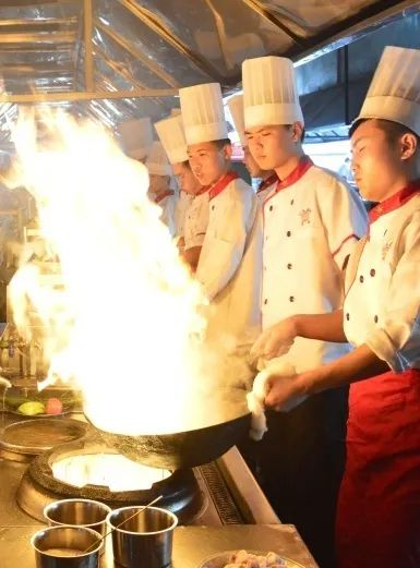 图为蓝翔官网中烹饪学院的宣传图片