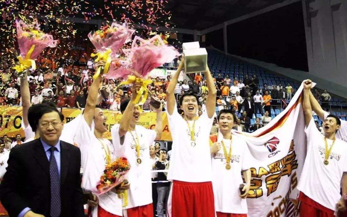 王治郅率领八一队夺冠。