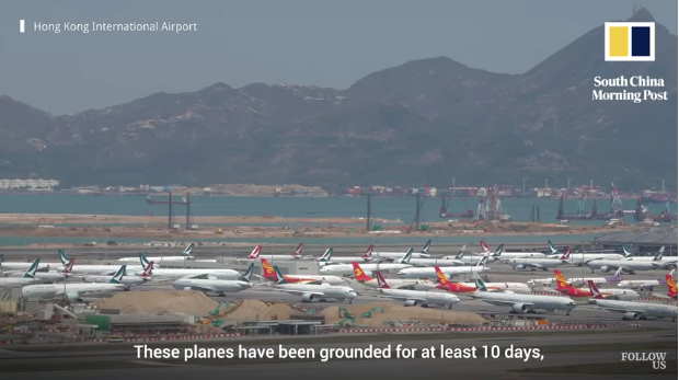 《南华早报》视频截图：今年3月初，受新冠疫情影响，国泰航空停飞一半机队，75%员工无薪休假，停机坪上的飞机已停飞至少十天。 
