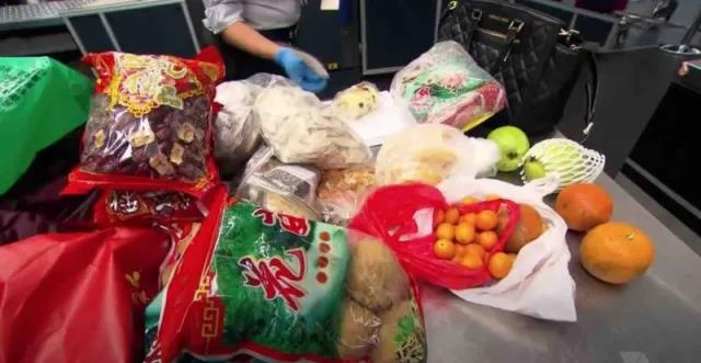图说：海关检查台摆满了中华美食。图片来源：加西周末