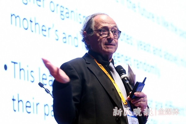 图说：迈克尔·莱维特