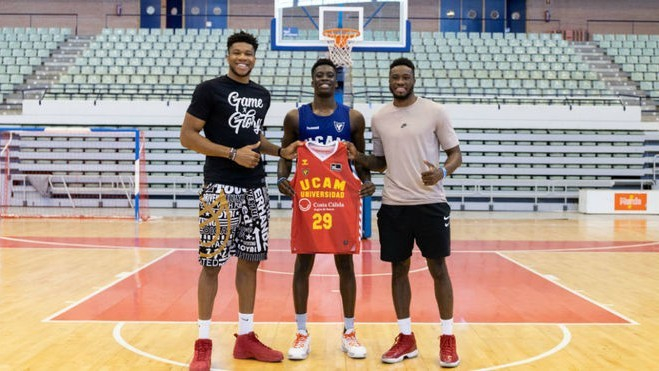 字母哥（左）和他的兄弟们。图/社交媒体