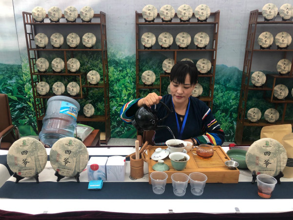 图说：：老罗在展示区泡茶迎客。新民晚报记者 毛丽君 摄（下同）