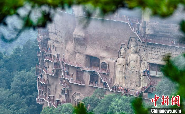 甘肃不仅有莫高窟，还有天水麦积山石窟，中国四大石窟甘肃就有两个。图为麦积山石窟。　陈治平 摄