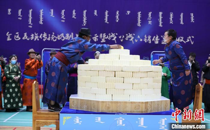     图为中国目前最大礼仪奶酪。　牡丹　摄