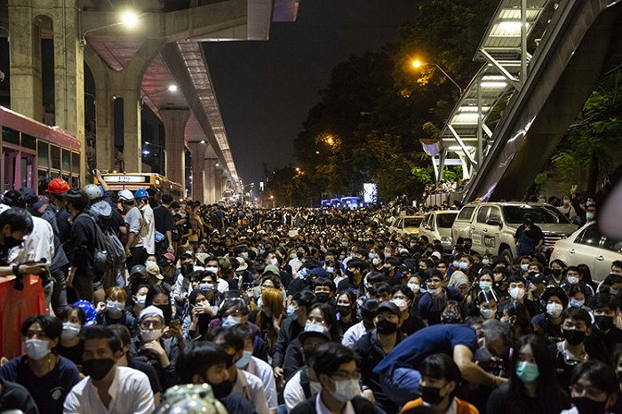  2020年10月19日，泰国曼谷，示威者在市区继续举行大规模抗议集会。图片来源：视觉中国
