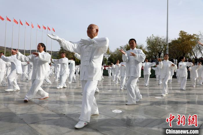 图为太极拳表演现场。　祁秋谨 摄