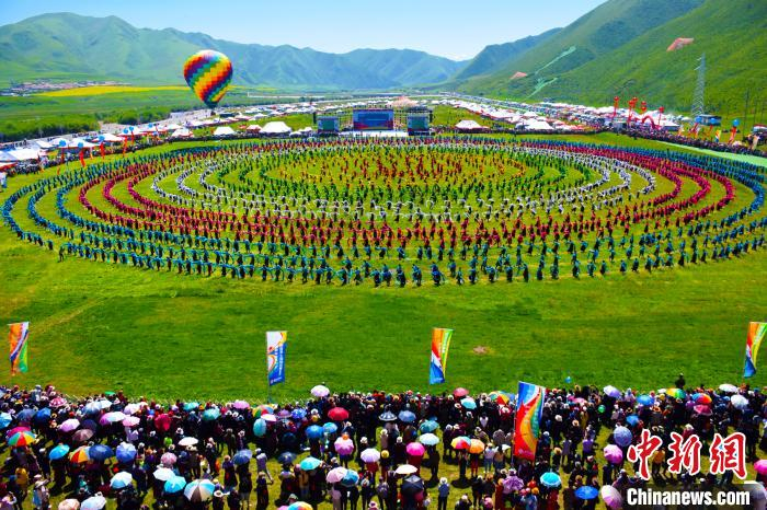 图为甘南州举办“九色甘南香巴拉艺术节”。每年夏天，甘南草原上都会举行赛马节、锅庄舞比赛、香浪节等盛大节日。　钟欣 摄