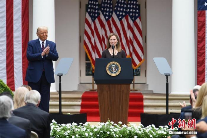 当地时间9月26日，美国总统特朗普在白宫宣布，提名艾米·科尼·巴雷特（Amy Coney Barrett）担任最高法院大法官。中新社记者 陈孟统 摄