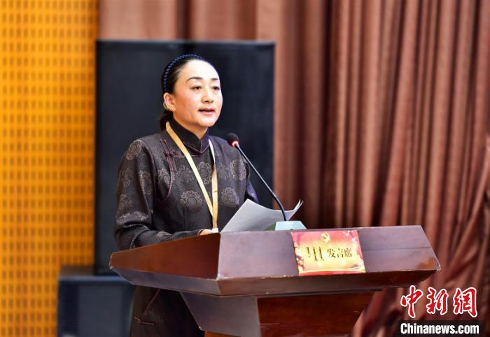 图为包芙蓉谈民族传统奶制品。　田伟 摄