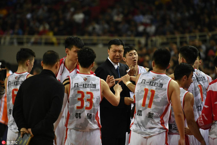 王治郅鼓励八一球员。