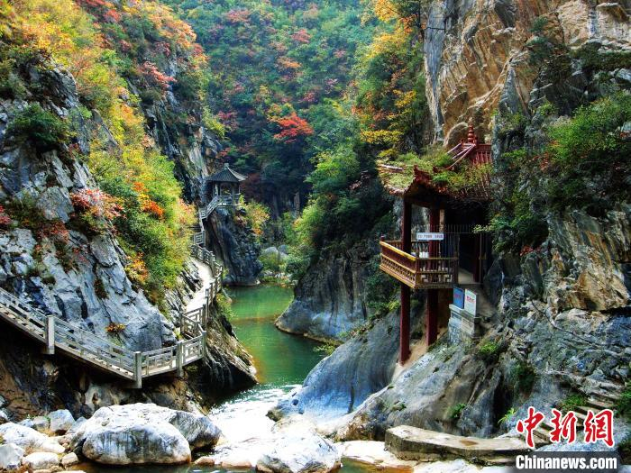 图为甘肃南部成县境内的西狭颂景区。　燕海潮 摄