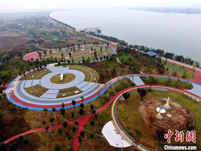 航拍鱼梁洲环岛景观带 杨东 摄