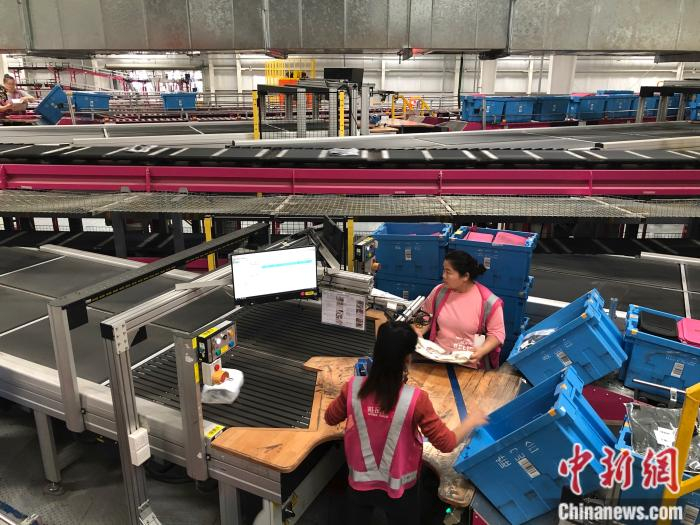 工人在分拣商品。 中新网 左宇坤 摄
