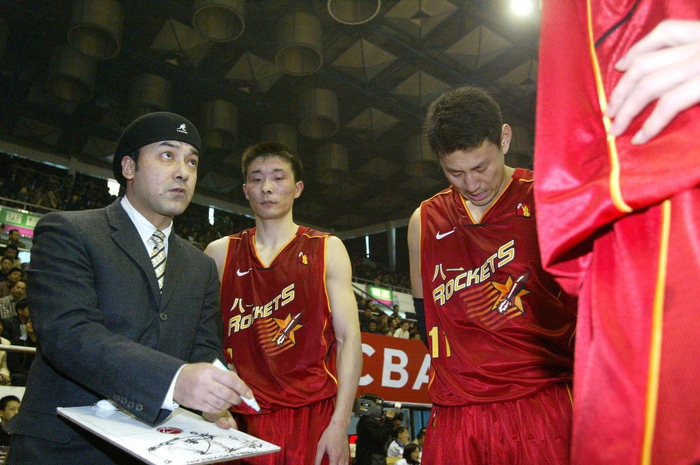 阿的江执教张劲松、李楠。