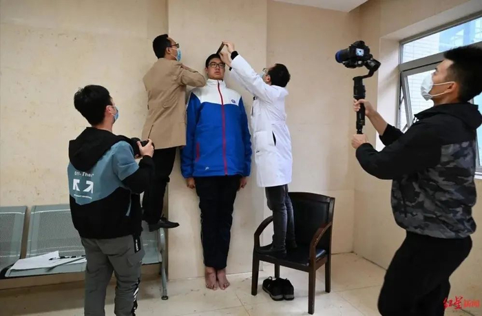 △工作人员为小宇测量站高