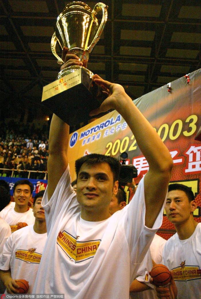 刘玉栋代表八一队举起冠军奖杯。图/Osports