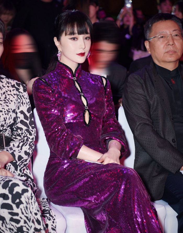 范冰冰对自己"真狠"!旗袍开叉到大腿根,高跟鞋里塞蓝丝袜好绝