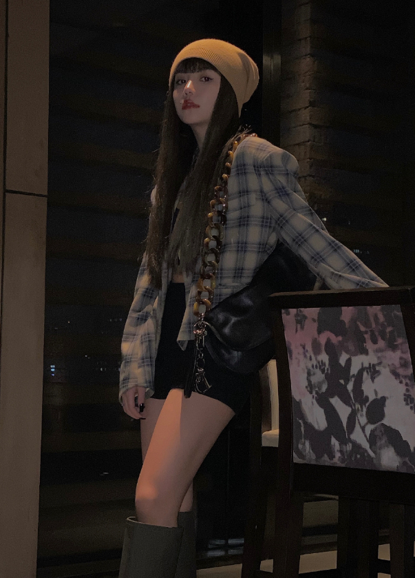 “小精灵”安琦穿搭大胆，性感秀腰臀比例，这也太优越了