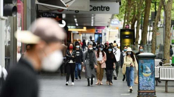  10月19日，市民佩戴口罩在澳大利亚墨尔本市中心出行。