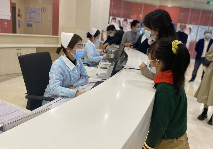 谭女士和妈妈做现场登记