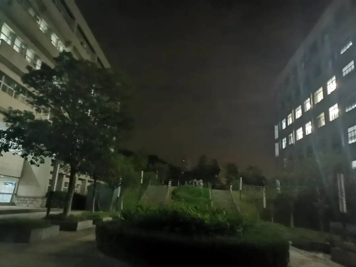 杨凯从图片右侧的江苏大学主A楼6层卫生间坠亡。图 | 新京报记者 杜雯雯 摄