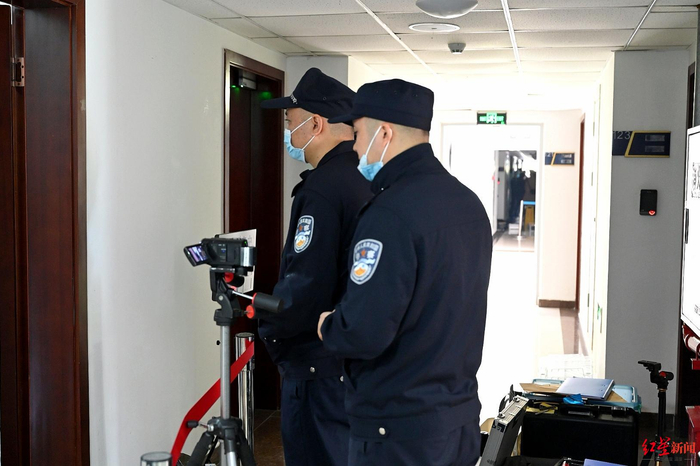 ↑考官全程录像记录每个小组的现场勘查过程。