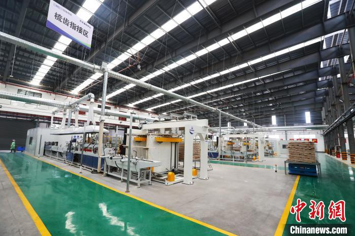 图为通过设备自动化、网络化以及机器人的导入，大幅减少现场用工人数，极大地提高生产资源利用率，进一步降低生产成本。　刘占昆 摄