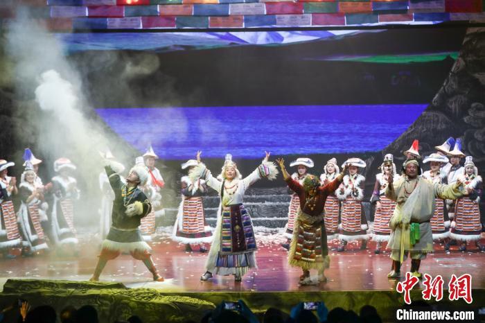 《天湖·四季牧歌》10月20日在京展演。　中新社记者 贾天勇 摄