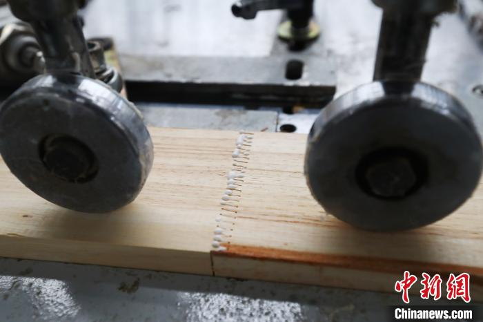 图为木材进行自动拼接。　刘占昆 摄