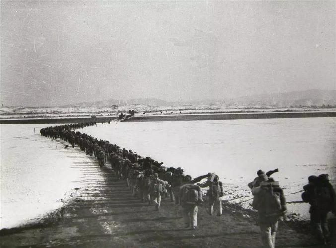  中国人民志愿军跨过鸭绿江（黎民 摄）