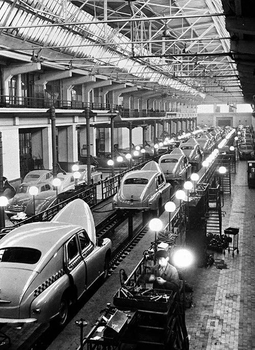上世纪50年代的高尔基汽车厂。图|新华社