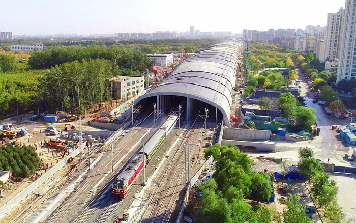 京哈高铁北京至承德段线路全长192公里，正线设计速度350km/h。摄影/孙立君